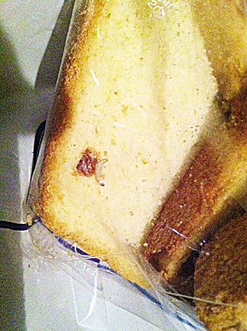 ‘파리바게뜨’ 식빵서 벌레유충 나와 유입경로 놓고 상반 주장